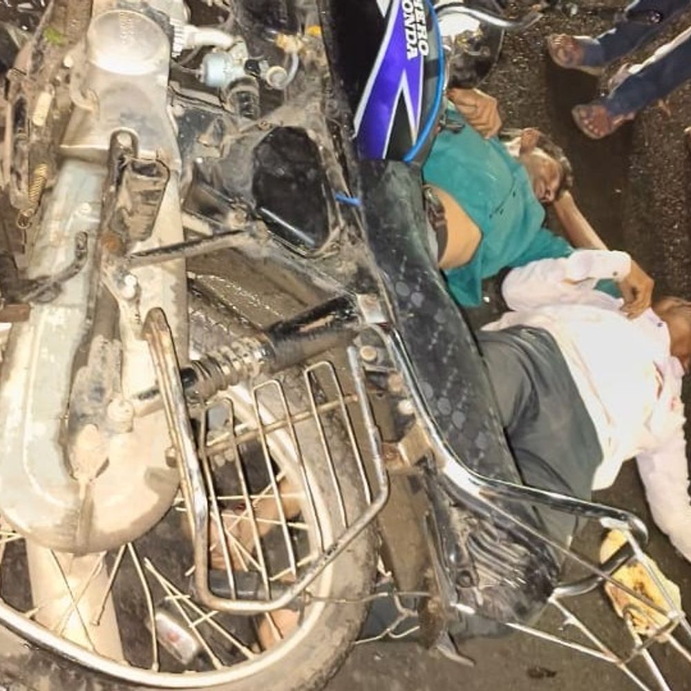 शाजापुर में सड़क हादसे में दो मजदूरों की मौत:देर रात बाइक से जा रहे थे दोनों, अज्ञात वाहन ने मारी टक्कर