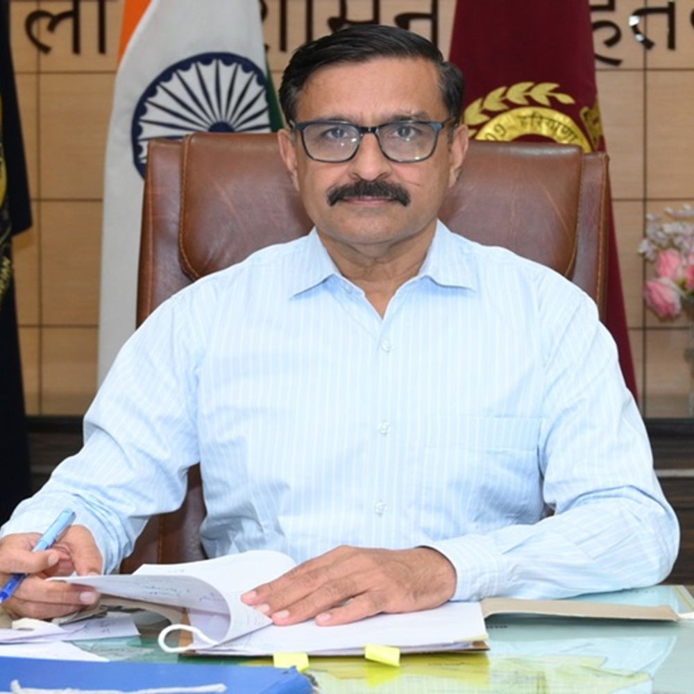 रोहतक के डीसी धर्मेंद्र सिंह का ट्रांसफर:फायरिंग मामले में नामजद पटवारी को किया था सम्मानित; सचिन गुप्ता को नया DC लगाया