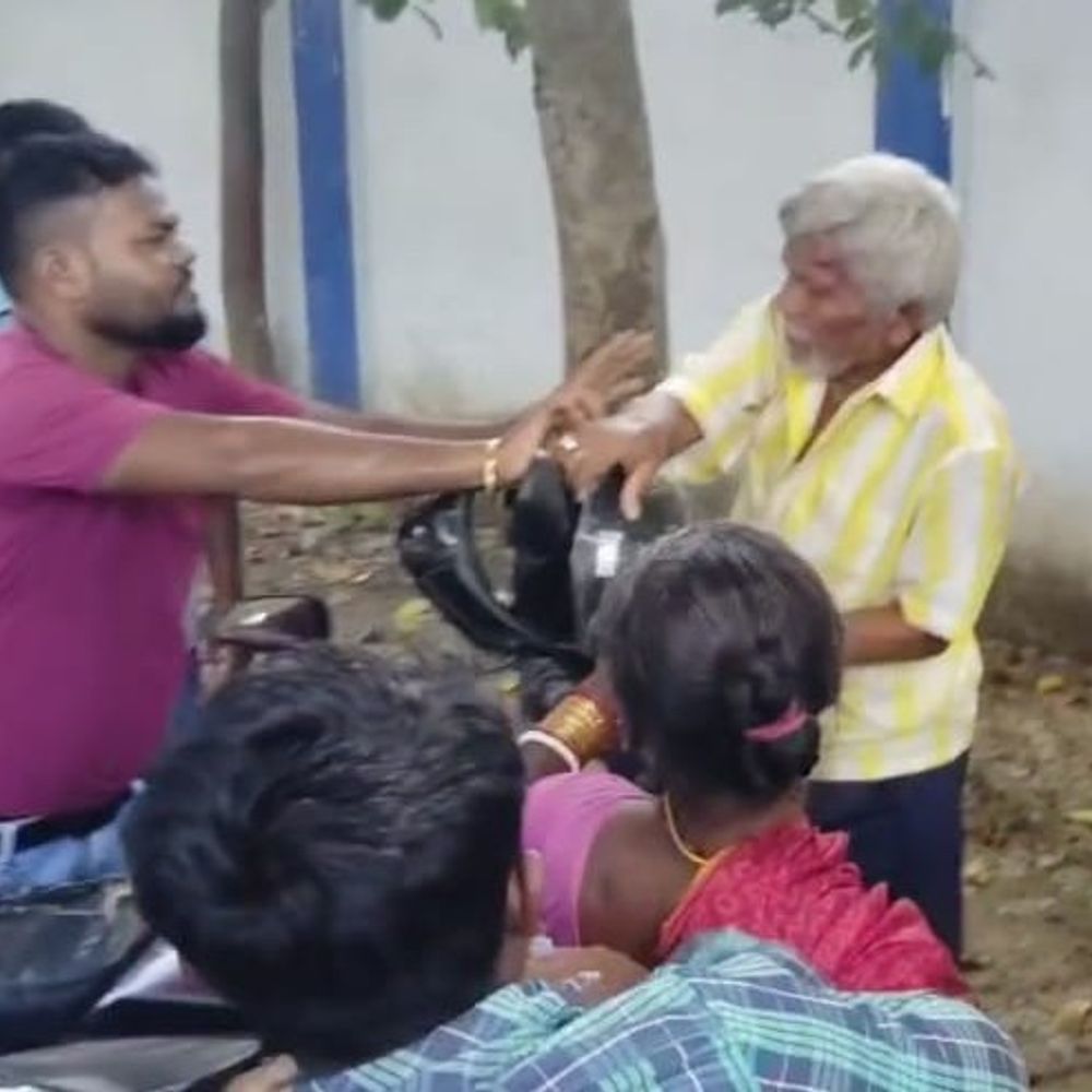 वृद्धा पेंशन के कागजात बनवाने के नाम पर धोखाधड़ी:सहरसा में 2 हजार रुपये लेकर काम न करने वाले बिचौलिए की भीड़ ने की पिटाई, पुलिस ने बचाया