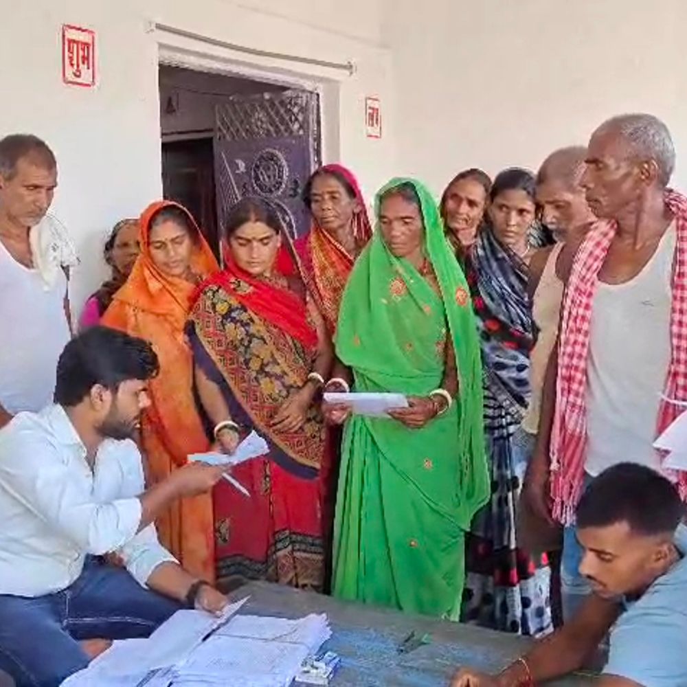 डोर टू डोर रैयतों को दिए जा रहे कागजात
