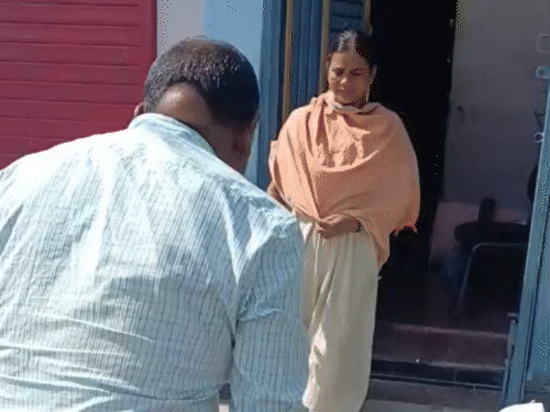 चार हजार लोगों के लिए 2 नाव की व्यवस्था:पटना के वार्ड-56 में जलजमाव, नाव से स्कूल-ऑफिस आते; लोग बोले- शहर का सारा पानी कॉलोनी में आता
