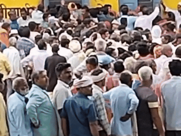 रीवा में खाद की किल्लत से किसान परेशान:घंटों कतार के बाद भी खाली हाथ लौट रहे; बोले- व्यवस्था में तुरंत हो सुधार