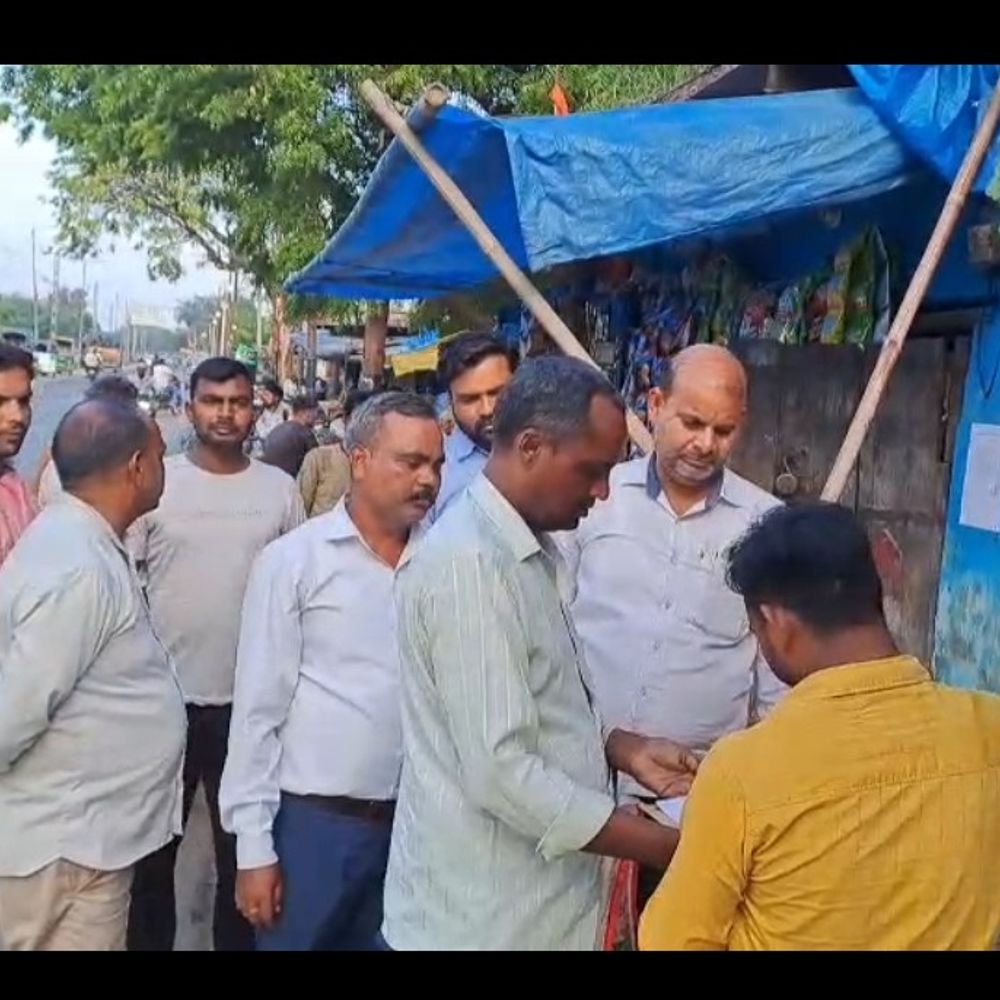 अवैध दुकानों को लेकर प्रशासन का एक्शन:15 दिन में खाली करने का नोटिस, नहीं हटने पर होगा ध्वस्तीकरण