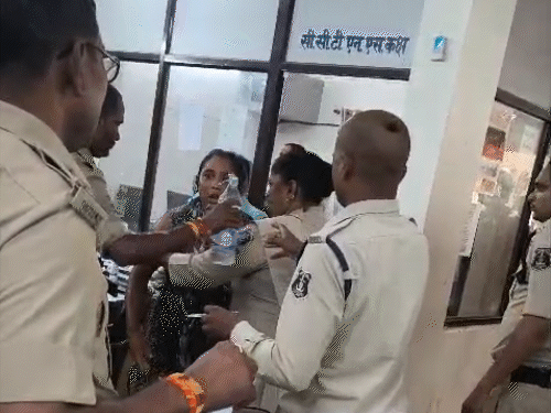 आरोपी पति को बचाने थाने में पत्नी का हाई-वोल्टेज ड्रामा,VIDEO:पेट्रोल डालकर दी आत्महत्या की धमकी, पुलिस ने महिला को पकड़ा, प्रतिबंधात्मक कार्रवाई की