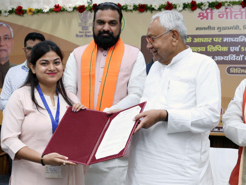 CM ने दिए 5,353 अभ्यर्थियों को नियुक्ति पत्र:नीतीश कुमार बोले- मुस्कुराते हुए लीजिए नियुक्ति पत्र, आपके पास बड़ी जिम्मेदारी