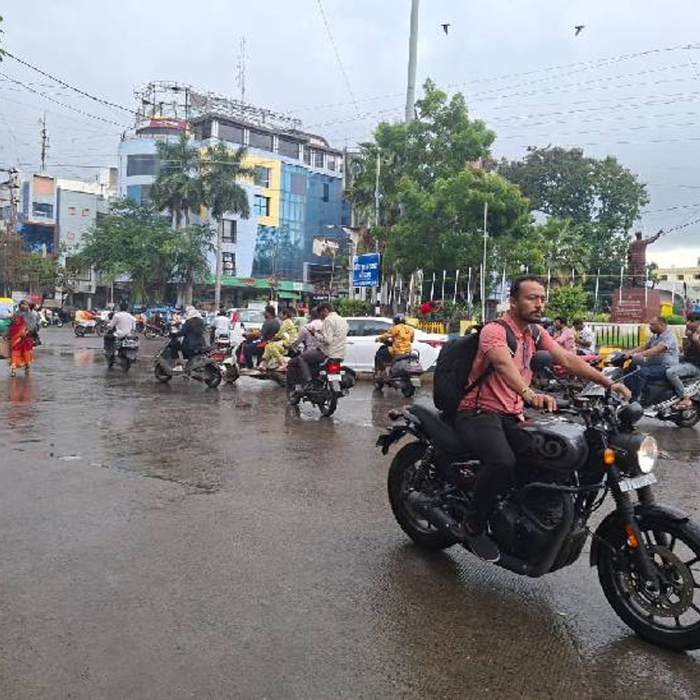 इंदौर में 15 इंच पर पहुंची सीजन की बारिश:रात से रुक-रुककर चलता रहा रिमझिम का दौर; आज भी आसार