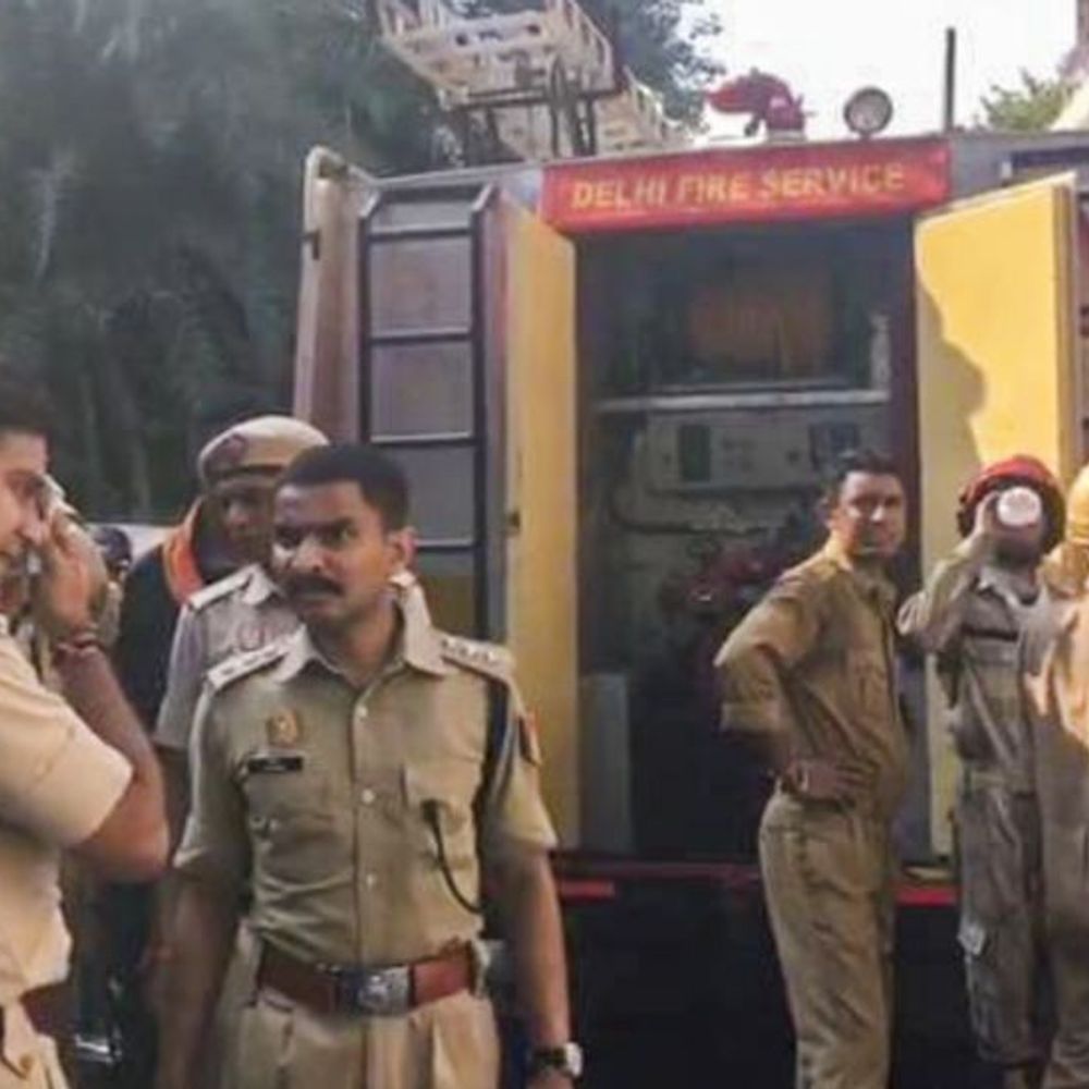 दिल्ली के इलेक्ट्रॉनिक्स शोरूम में आग, 4 कर्मियों की मौत:इनमें 3 युवतियां, एक घायल; चार मंजिला बिल्डिंग के तीसरे फ्लोर पर लंच कर रहे थे