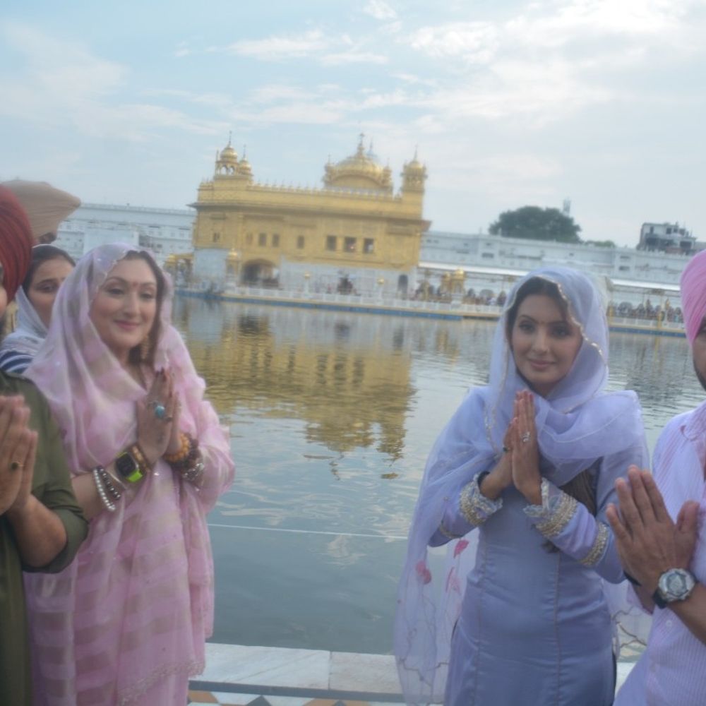 राज कुंद्रा और क्रिकेटर हरभजन सिंह गोल्डन टेंपल पहुंचे:गीता बसरा संग सुनीता आहूजा ने की अरदास, फिल्म मेहर के लिए मन्नत मांगी