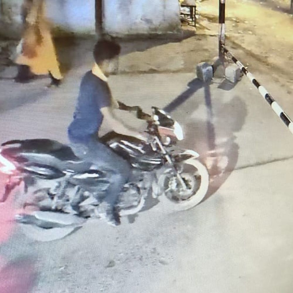 मुरैना जिला अस्पताल के बाहर से बाइक चोरी, CCTV:बुजुर्ग मां का इलाज कराने आया था युवक; बाहर से बाइक ले गया बदमाश