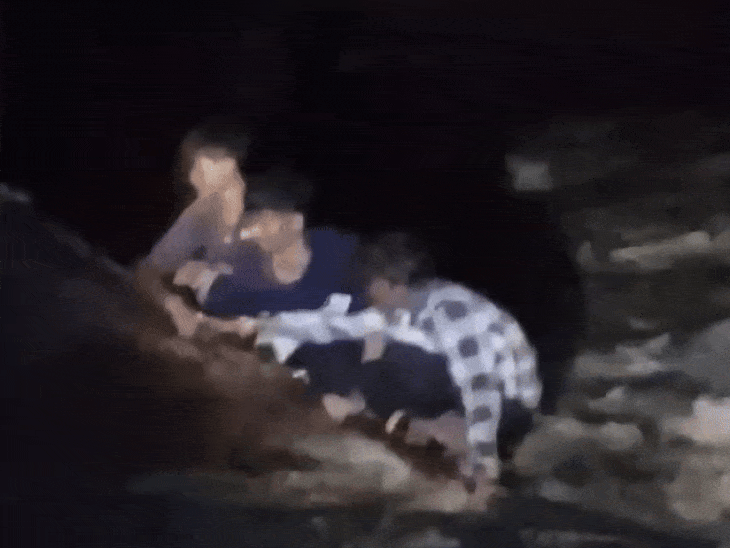 भड़ंगा नदी में पलटी ट्रैक्टर-ट्रॉली, 3 युवक चट्टान पर फंसे:रिटायरमेंट के बाद घर का सामान ले जा रहे थे; पुलिस-ग्रामीणों ने मिलकर किया रेस्क्यू