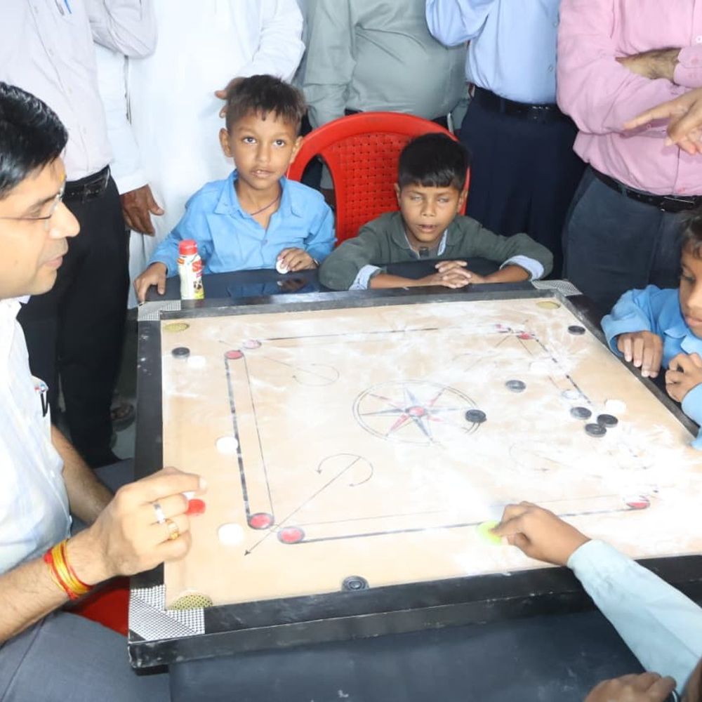 दिव्यांग बच्चों के साथ डीएम ने कैरम-लूडो खेला:संभल में संगीत सुना; पुणे भ्रमण के लिए 5 बच्चों का चयन