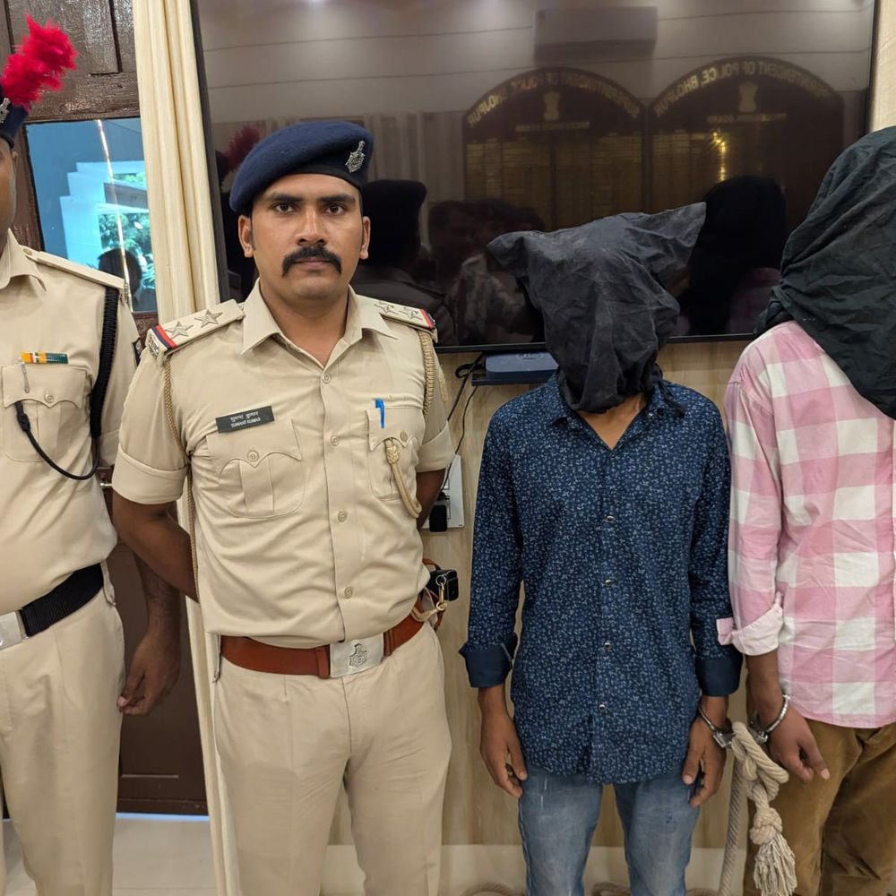 भोजपुर में हत्या के दो आरोपी गिरफ्तार:प्राइवेट शिक्षक को मारी थी पांच गोली, दो देसी पिस्टल-एक कट्टा बरामद