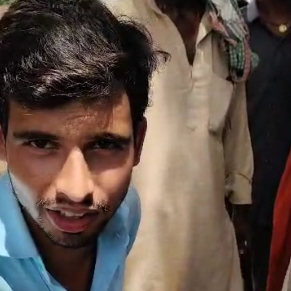 बक्सर में जन सुराज कार्यकर्ता से मारपीट:मुखिया पति ने की धक्का-मुक्की, परिवार लाभ कार्ड बनाने पर जान से मारने की धमकी