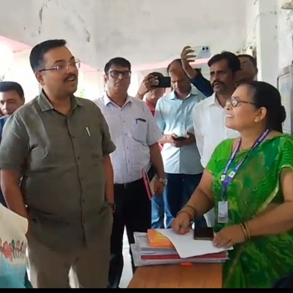 मधुबनी में दरभंगा प्रमंडलीय आयुक्त ने किया इंस्पेक्शन:विधानसभा चुनाव को लेकर वोटर लिस्ट और बूथों की जांच, दिए कड़े निर्देश