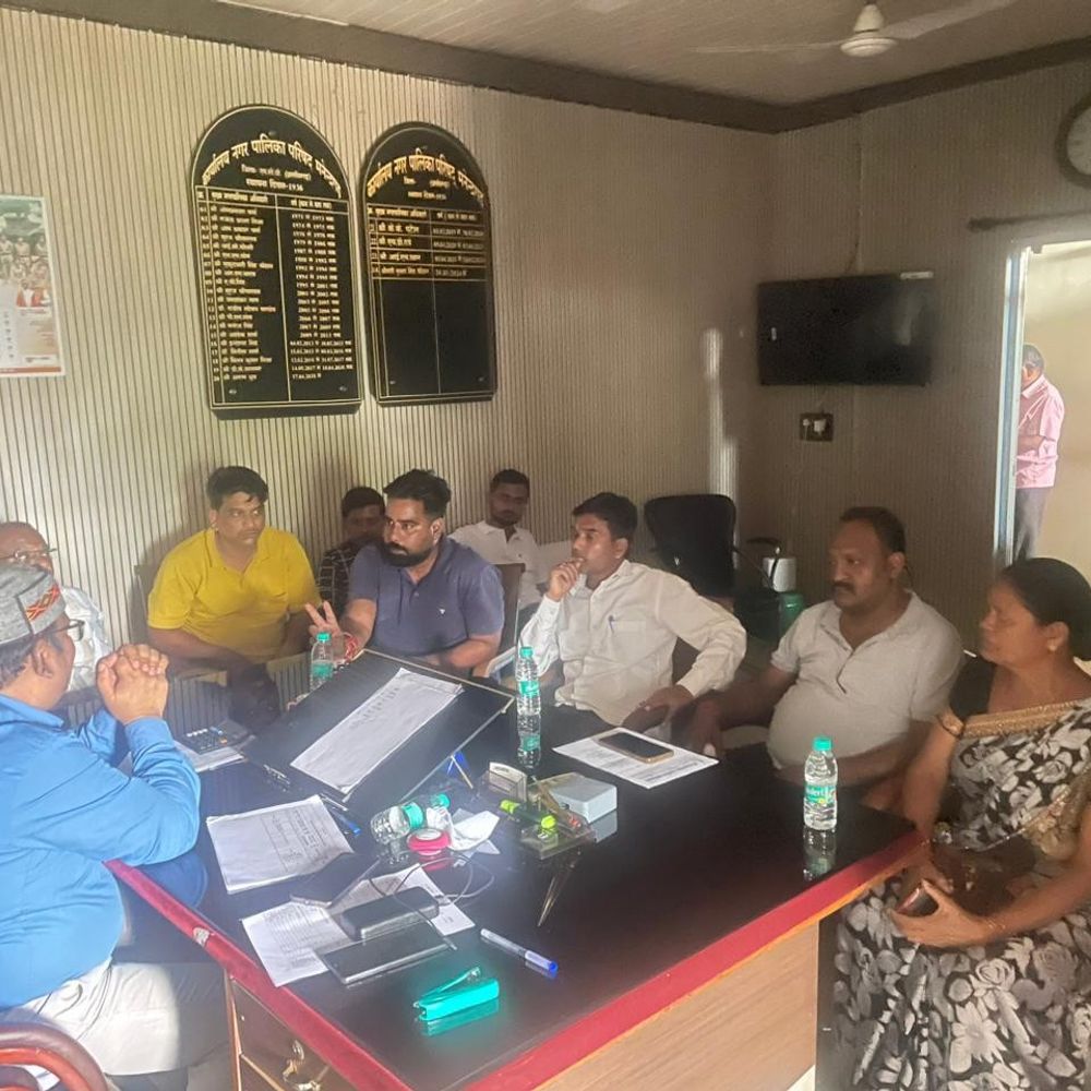 मनेंद्रगढ़ में कांग्रेसी पार्षदों ने CMO से की मुलाकात:ट्रैफिक व्यवस्था और जल आपूर्ति को लेकर की शिकायत, सामान्य सभा की बैठक बुलाने का आश्वासन