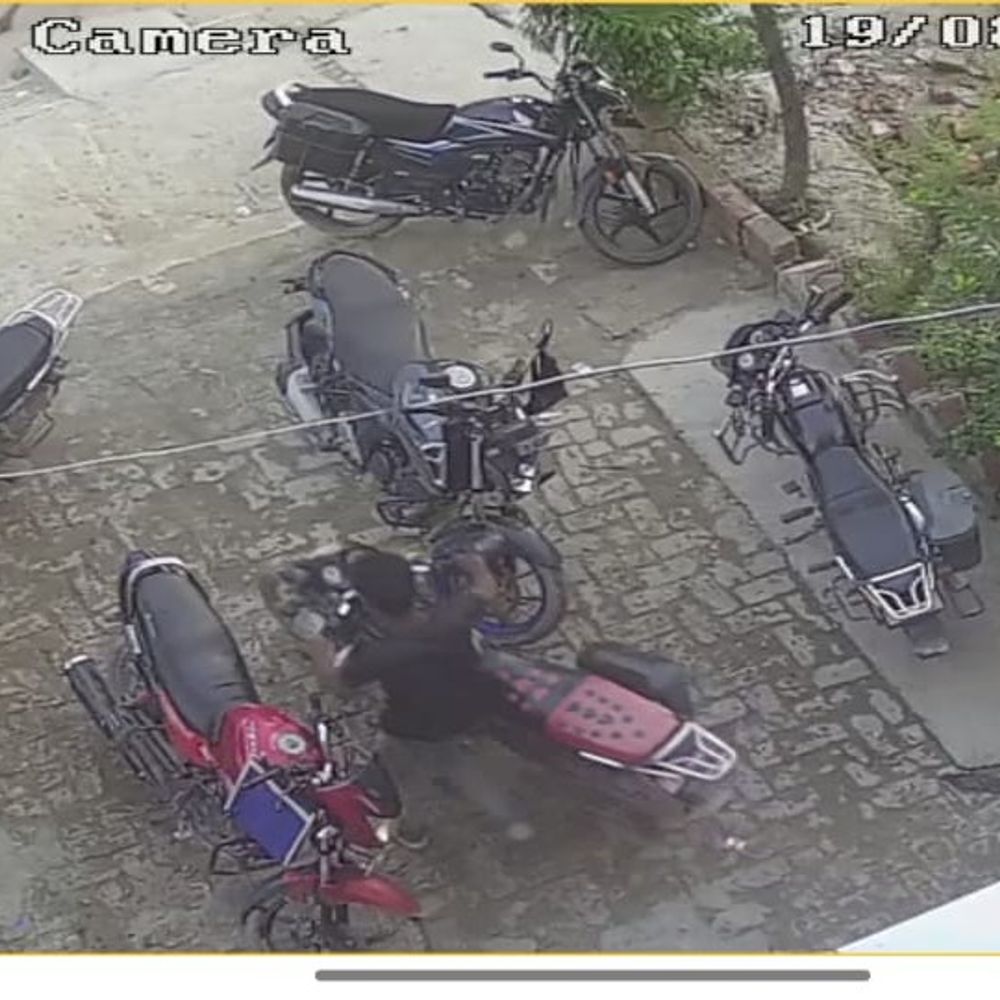 बेतिया: बैंक परिसर से बाइक चोरी का CCTV आया सामने:युवक ने बाइक निकाली, दूसरे ने रखी नजर; मालिक 5 मिनट के लिए गए थे अंदर