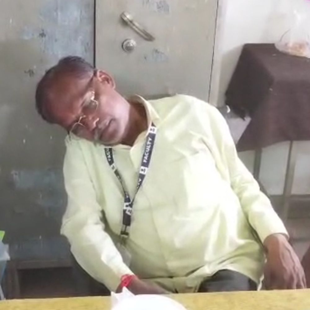 सतना हाई स्कूल में कुर्सी पर सोते रहे शिक्षक:ग्रामीण ने बनाया वीडियो, कहा- अक्सर यही करते हैं; BEO बोले- जल्द कार्रवाई करेंगे