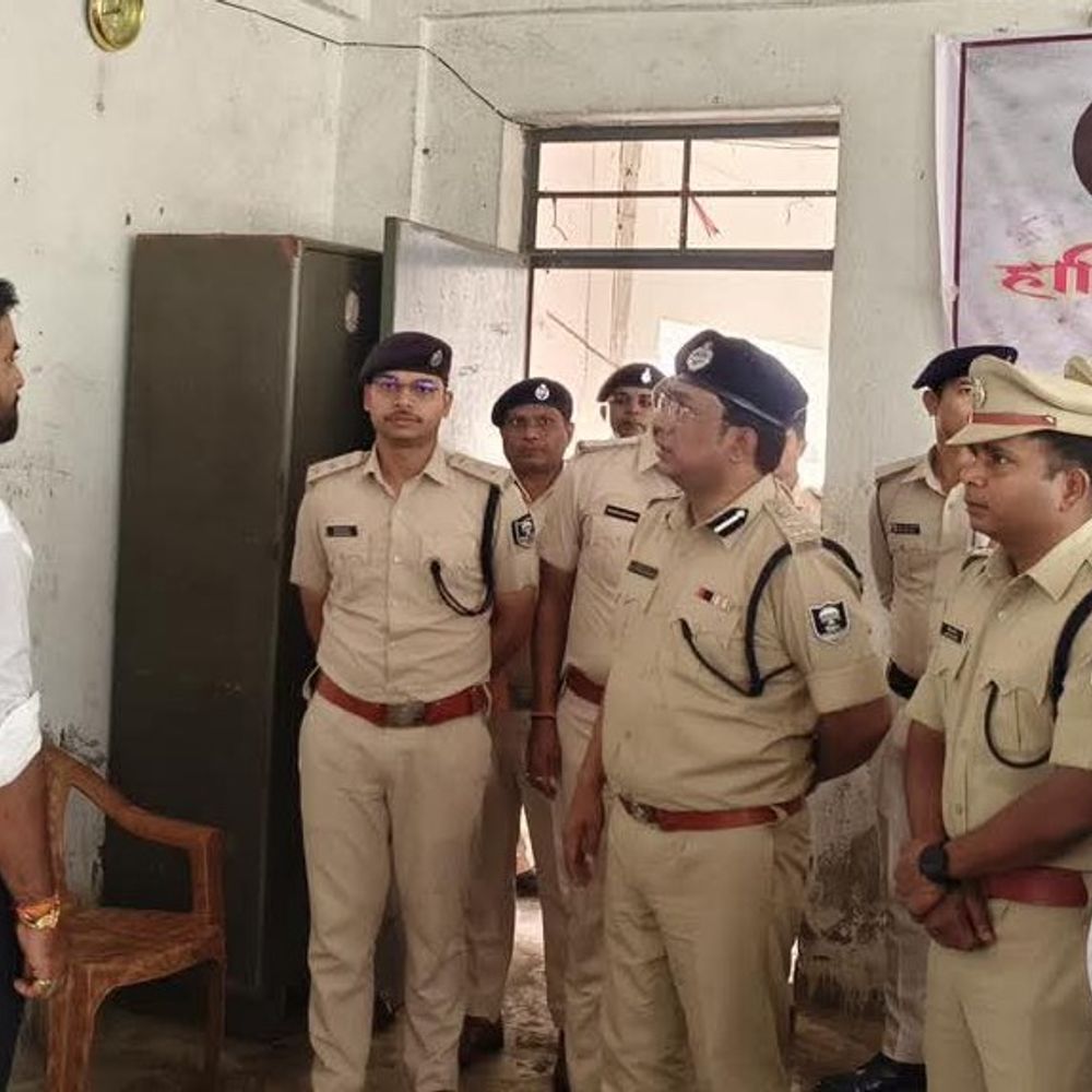 सीतामढ़ी पुलिस केंद्र का DIG ने किया दौरा:ट्रेनिंग सिपाहियों से की बात, रहने-खाने की व्यवस्था की जांच