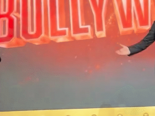 फ्रैक्चर हाथ के साथ बेटे को सपोर्ट करने पहुंचे शाहरुख:डायरेक्टोरियल डेब्यू पर बोले आर्यन- गलती हो तो माफ करना, मां गौरी भी दिखीं साथ