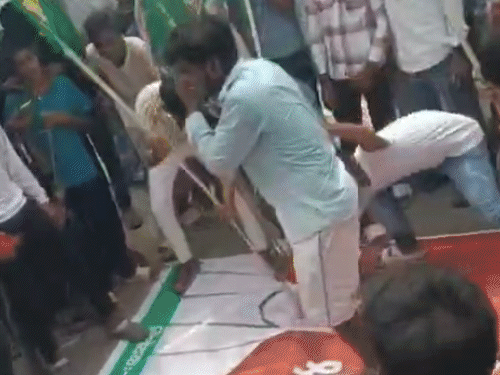 पीएम मोदी के पोस्टर पर चलने का वीडियो वायरल:नवादा में राहुल-तेजस्वी की यात्रा के दौरान कांग्रेस-भाजपा कार्यकर्ताओं में विवाद, पुलिस ने किया लाठीचार्ज