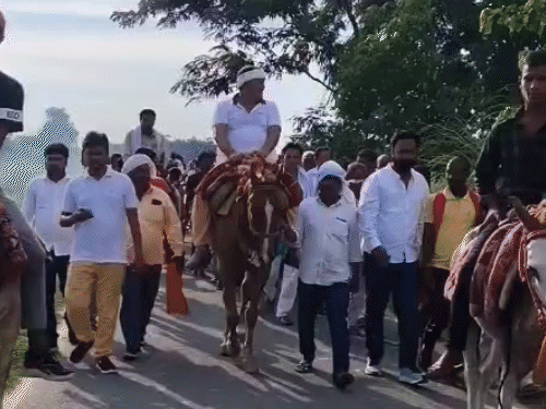 घोड़े पर सवार होकर जनसंपर्क कर रहे खुर्शीद आलम:बेतिया से निर्दलीय चुनाव लड़ने की घोषणा, पहले पहन चुके हैं चप्पल की माला