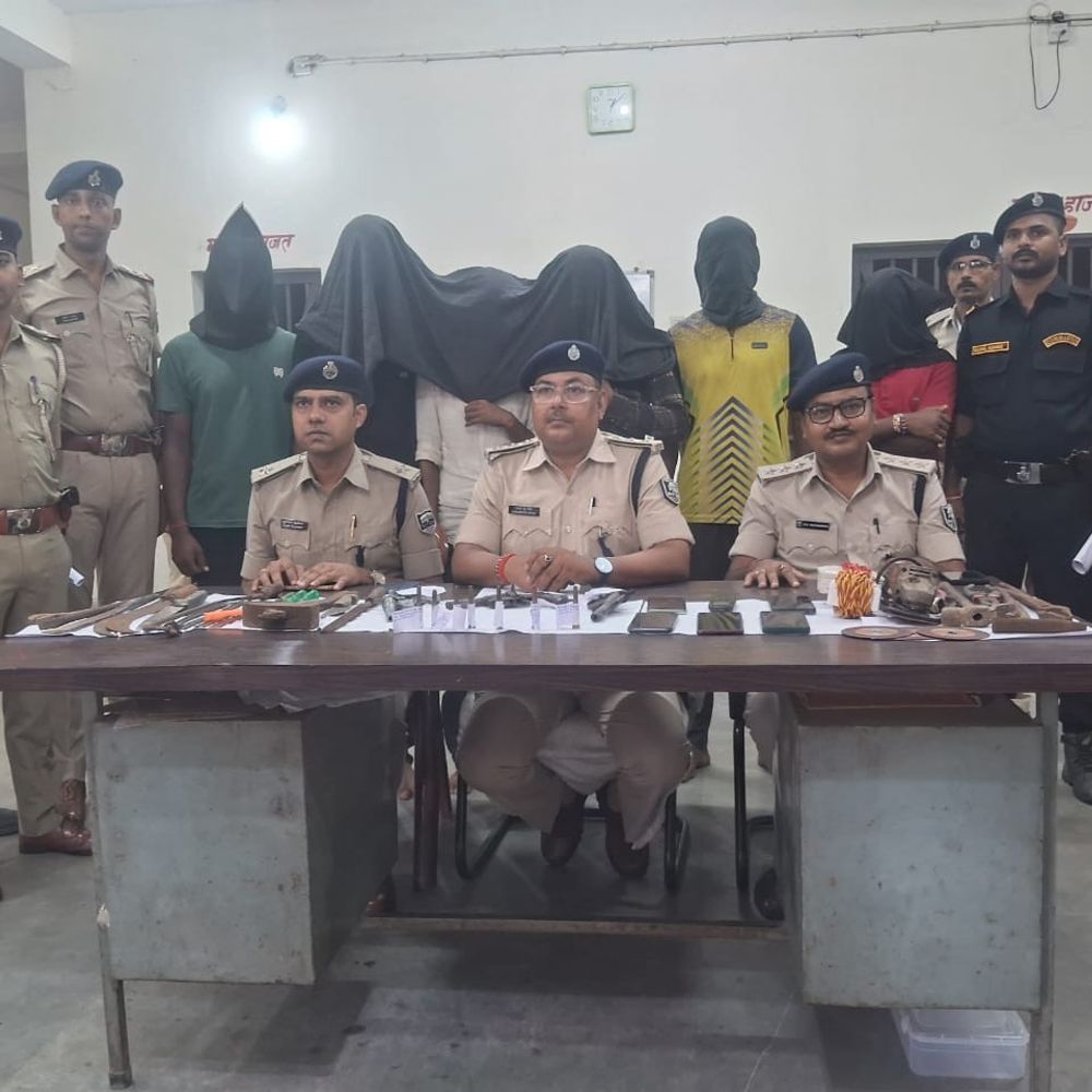 कटिहार में 6 अपराधी हथियारों के साथ गिरफ्तार:डकैती की योजना बना रहे थे, पुलिस और STF ने की संयुक्त कार्रवाई