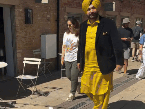 नवजोत सिंह सिद्धू परिवार के साथ पहुंचे इंग्लैंड,VIDEO:रूरल एरिया कोट्सवॉल्ड में बिता रहे समय; कपिल शर्मा शो की शूटिंग के बीच ब्रेक