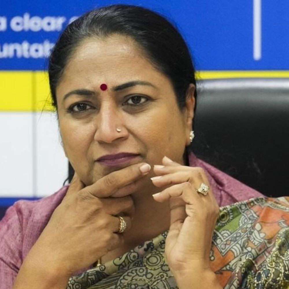 दिल्ली सीएम रेखा गुप्ता पर हमले की कोशिश:आरोपी शख्स जनसुनवाई में आया था, हिरासत में; भाजपा बोली- किसी पार्टी का हो सकता है
