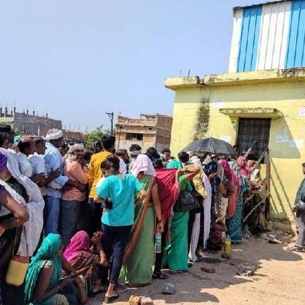 'रीवा में खाद के लिए 48-48 घंटे लाइन में किसान':कांग्रेस बोली- जमकर कालाबाजारी; कलेक्टर ने हर केंद्र पर लगाई 6 अधिकारी-कर्मचारियों की ड्यूटी