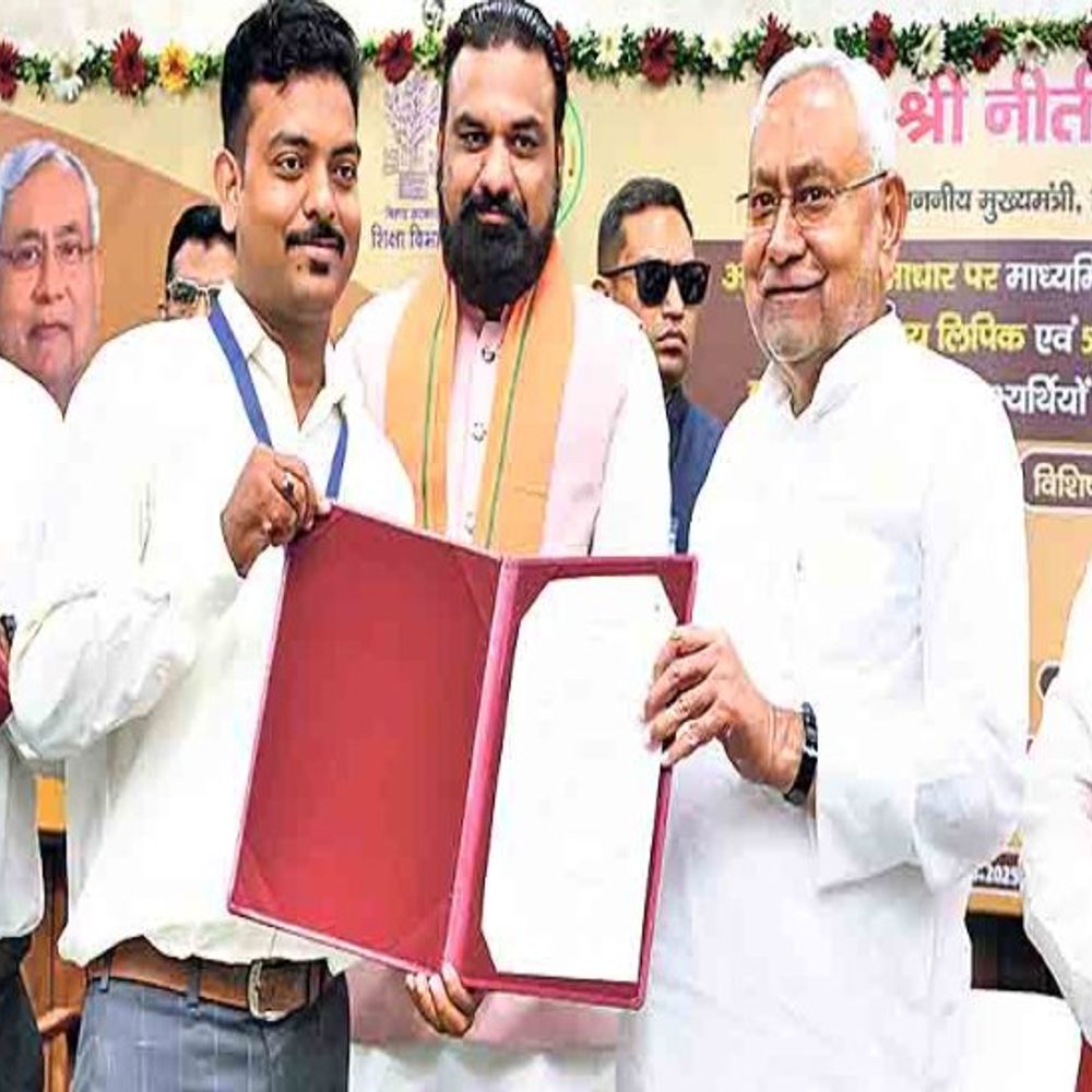 स्कूलों में चयनित 5353 लोगों को नियुक्ति पत्र मिला:नीतीश ने कर्मियों से कहा- पूरी ईमानदारी से काम करें
