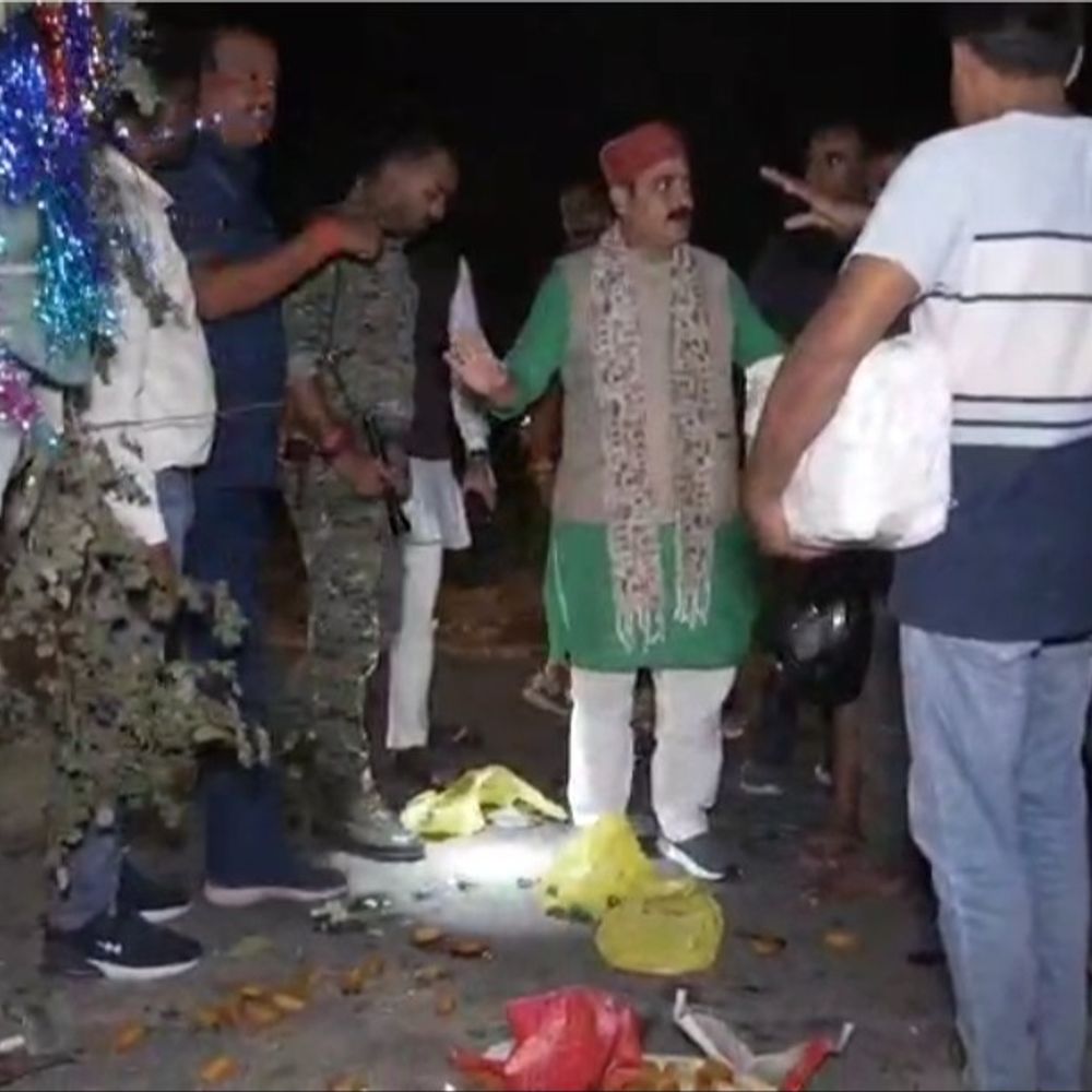 औरंगाबाद में मंत्री जीवेश मिश्रा ने घायल की मदद दी:गैरेज संचालक को अपनी गाड़ी से पहुंचाया अस्पताल, घर लौटते समय ट्रक से टकराई थी बाइक