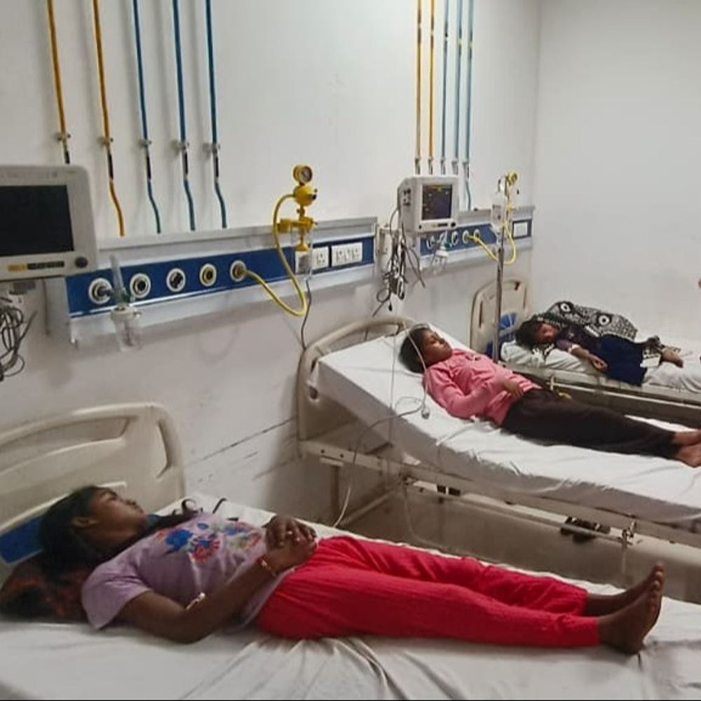 रतलाम के हॉस्टल में टैंकर से आता है पानी:बीमार होने के पहले शिमला मिर्ची और आलू की सब्जी खाई थी; डॉक्टर बोले मौसमी बुखार है