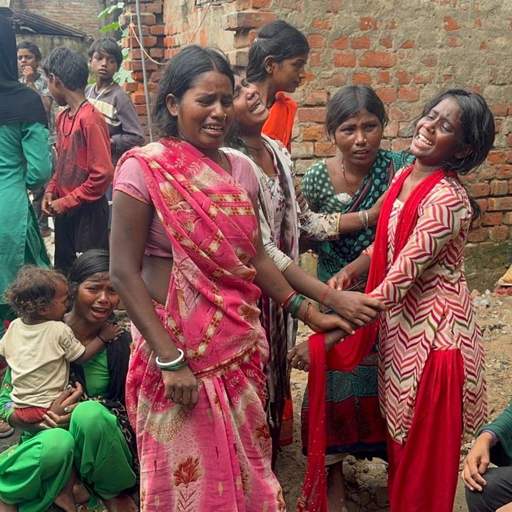 नवादा में जर्जर भवन की छत गिरी, एक की मौत:40 साल पुराने सामुदायिक बिल्डिंग में पोते को देखने गया था, मलबे में दब गया