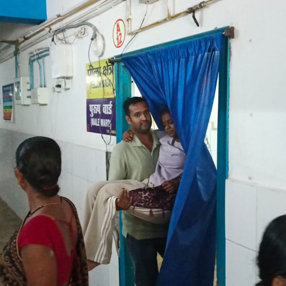 जमुई सदर अस्पताल में मरीज को नहीं मिला स्ट्रेचर:तेज रफ्तार ई-रिक्शा ने ठोका, घायल छात्रा को गोद में उठाकर पहुंचाया एक्स-रे रूम
