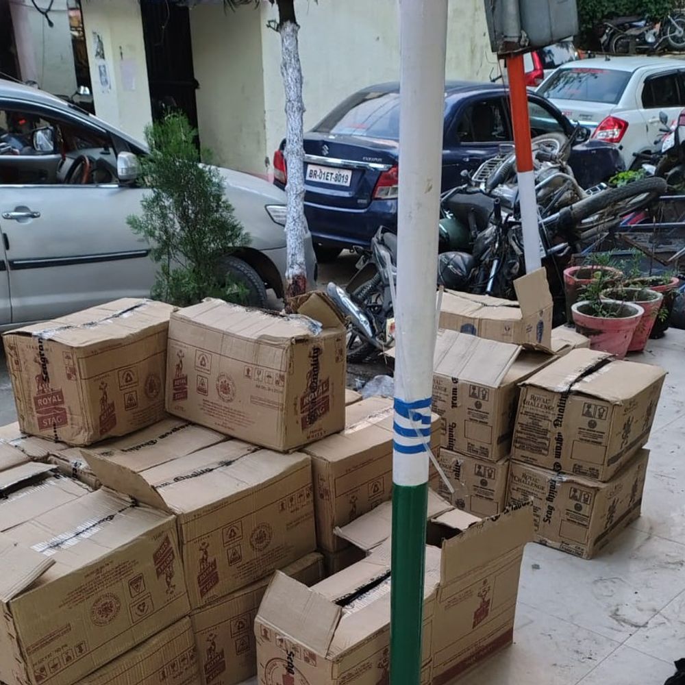 पटना में दो लग्जरी कार से 350 लीटर शराब बरामद:दिल्ली और बिहार नंबर की कारों से ला रहे थे खेप, 4 लाख रुपए बताई जा रही कीमत