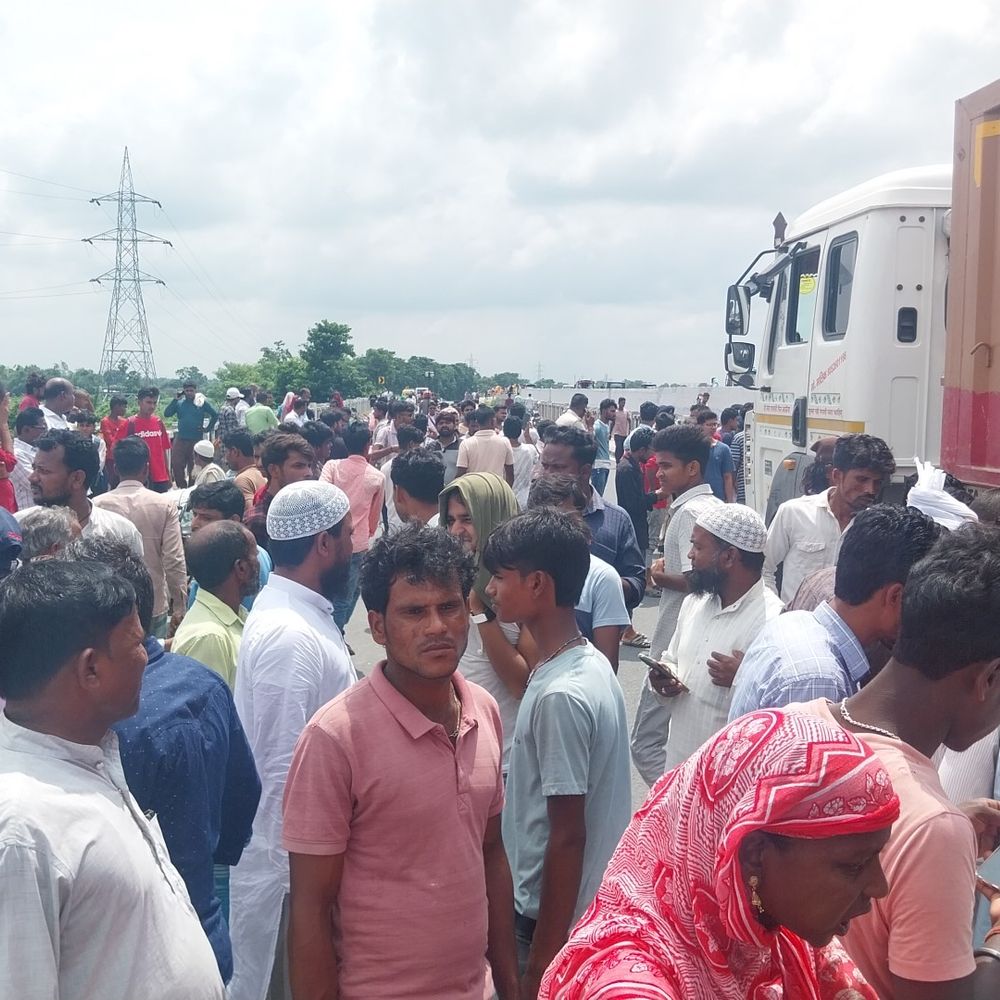ट्रक ने बाइक को मारी टक्कर, एक की मौत:अररिया में बैंक जा रहा था युवक, ट्रक के नीचे फंस 10 फीट घसीटाया