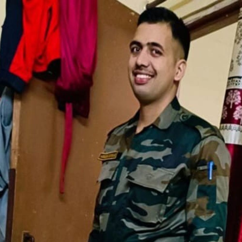 महेंद्रगढ़ का जवान गोली लगने से गुजरात में हुआ शहीद:दो साल पहले हुई शादी, माता-पिता का इकलौता बेटा, हुआ अंतिम संस्कार