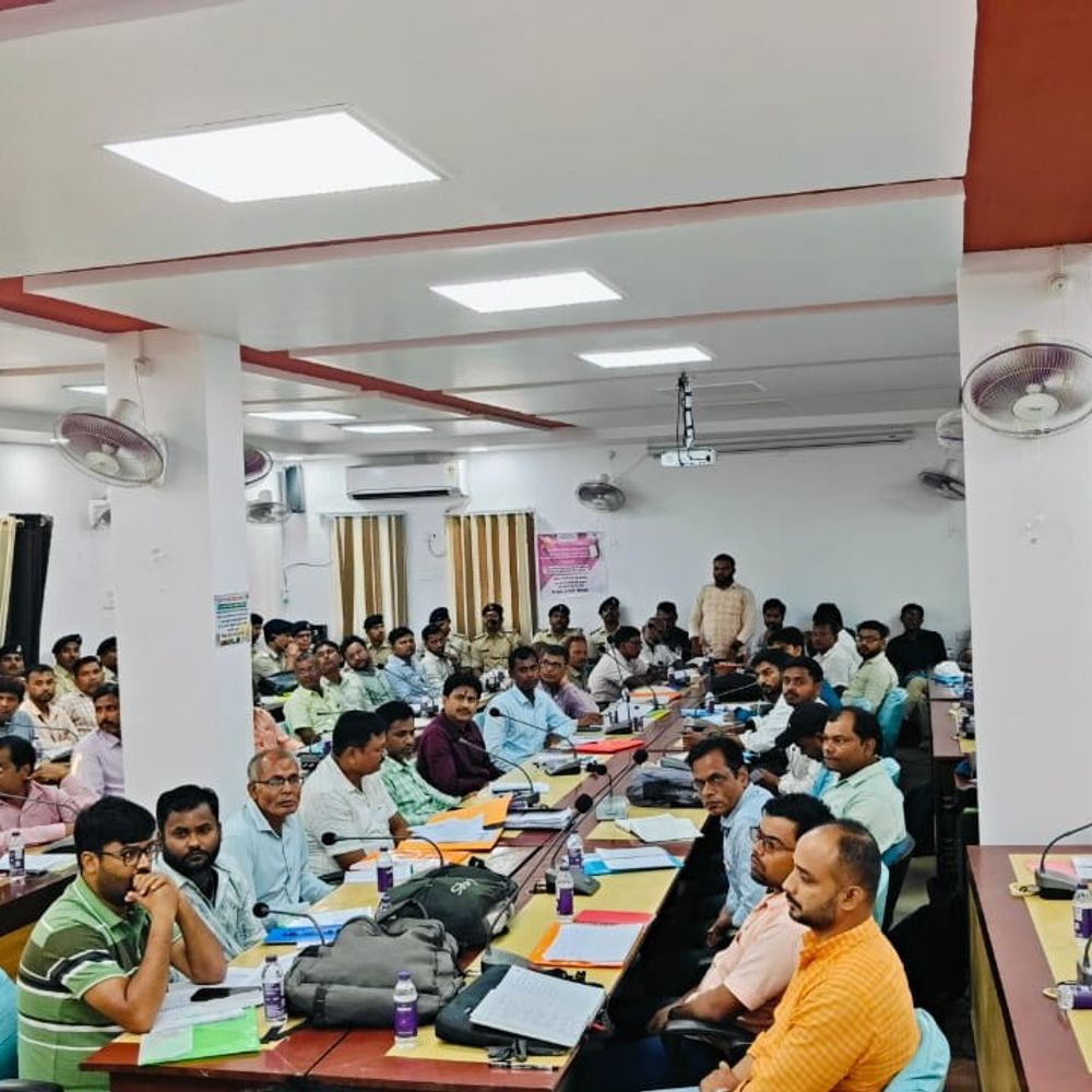 थाना अध्यक्षों से मतदान केंद्रों की स्थिति की ली जानकारी:दरभंगा विधानसभा क्षेत्र में 354 और बहादुरपुर में 361 सेंटर, अधिकारियों ने की समीक्षा बैठक