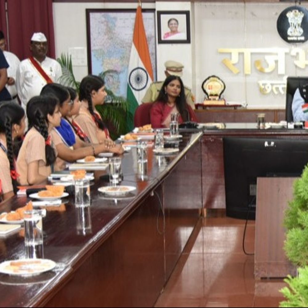 प्राइवेट स्कूल के स्टूडेंट से मिले राज्यपाल रमेन डेका:कहा- UPSC के भरोसे न रहें, दूसरा विकल्प भी तैयार करें; पॉलिटिक्स भी अच्छा ऑप्शन