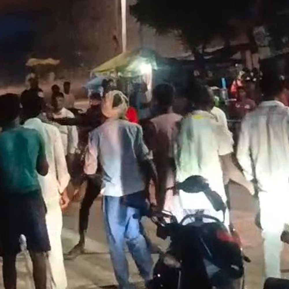 कौशांबी में मजदूरों पर हमला, VIDEO:परसरा चौराहे पर लाठी-डंडों से 3 मजदूरों को पीटा