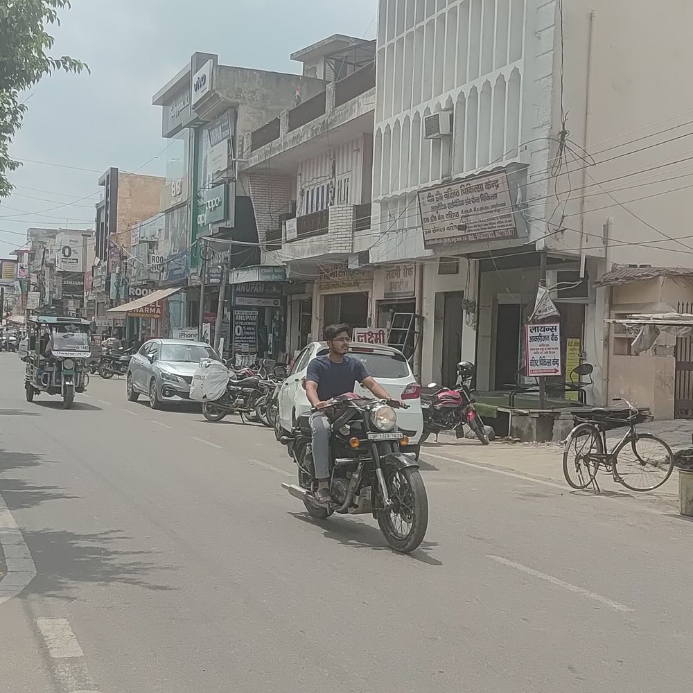 हापुड़ में उमस भरी गर्मी से लोग बेहाल:अगस्त में औसत से 46 फीसदी कम बारिश, तापमान 33 डिग्री तक पहुंचा