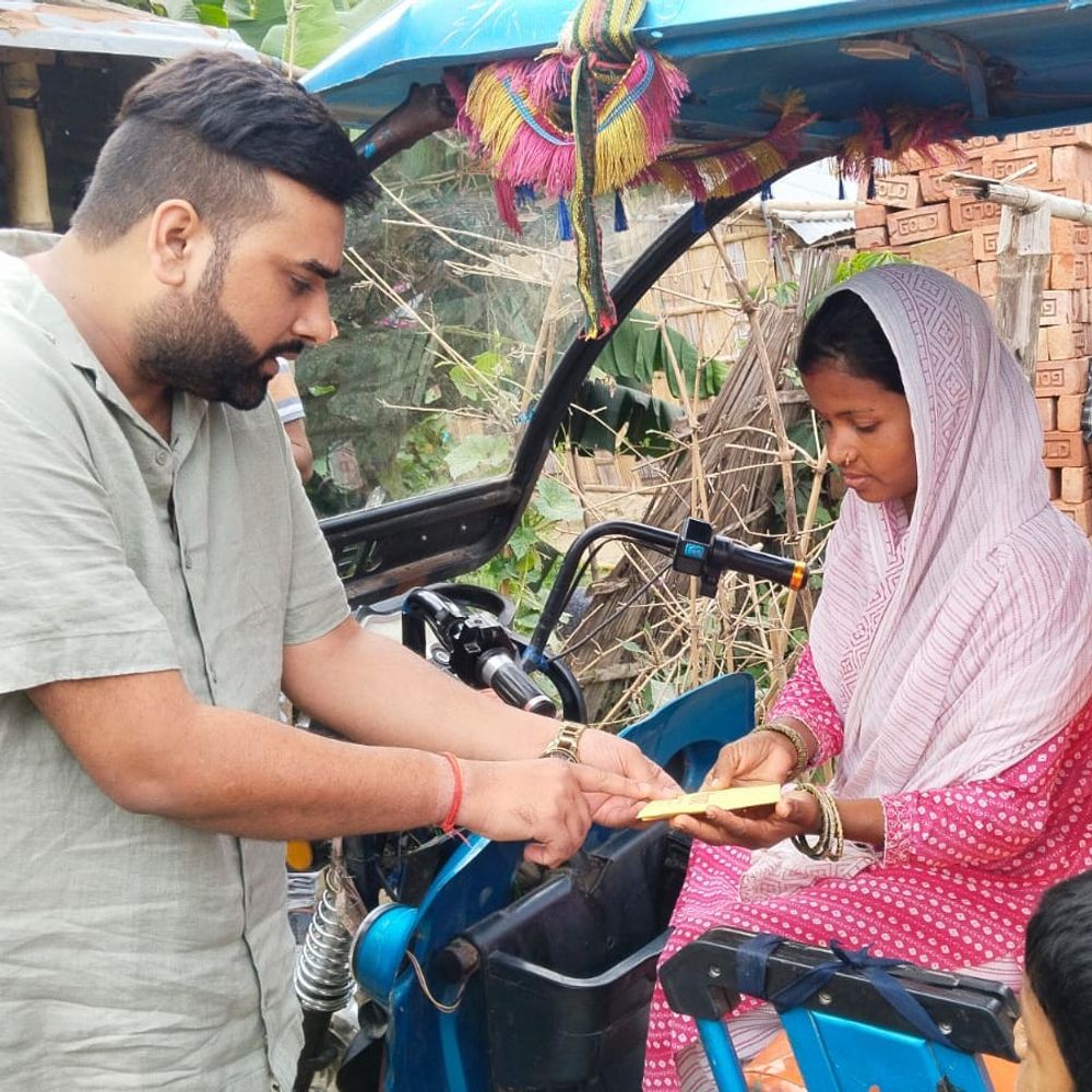 शिवहर में समाजसेवी का नेक काम:ई-रिक्शा चलाने वाली महिला की दो बेटियों की शादी का लिया जिम्मा, आर्थिक मदद भी की