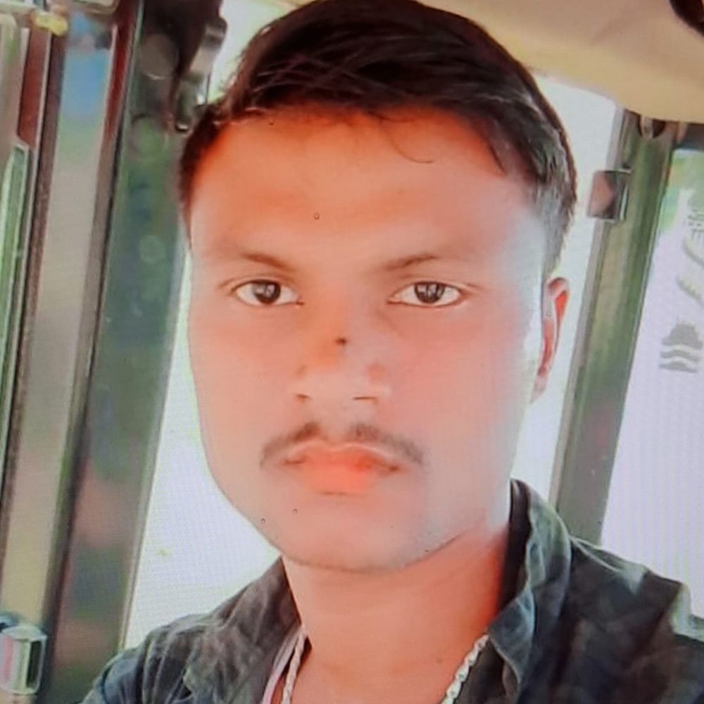 अज्ञात गाड़ी ने बाइक को मारी टक्कर, एक की मौत:जमुई में 3 दोस्त एक बाइक पर सवार होकर गए थे जन्मस्थान घूमने, 2 घायल