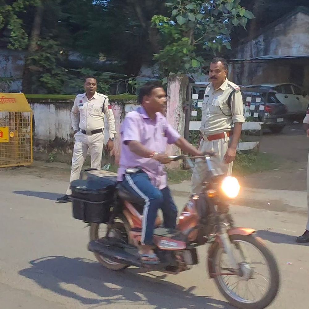 मनेंद्रगढ़ में वाहन चेकिंग का व्यापारियों ने किया विरोध:मनेंद्रगढ़ में भारी जुर्माने से ग्रामीण परेशान, ड्राइविंग लाइसेंस नहीं होने पर भेजा रहा कोर्ट