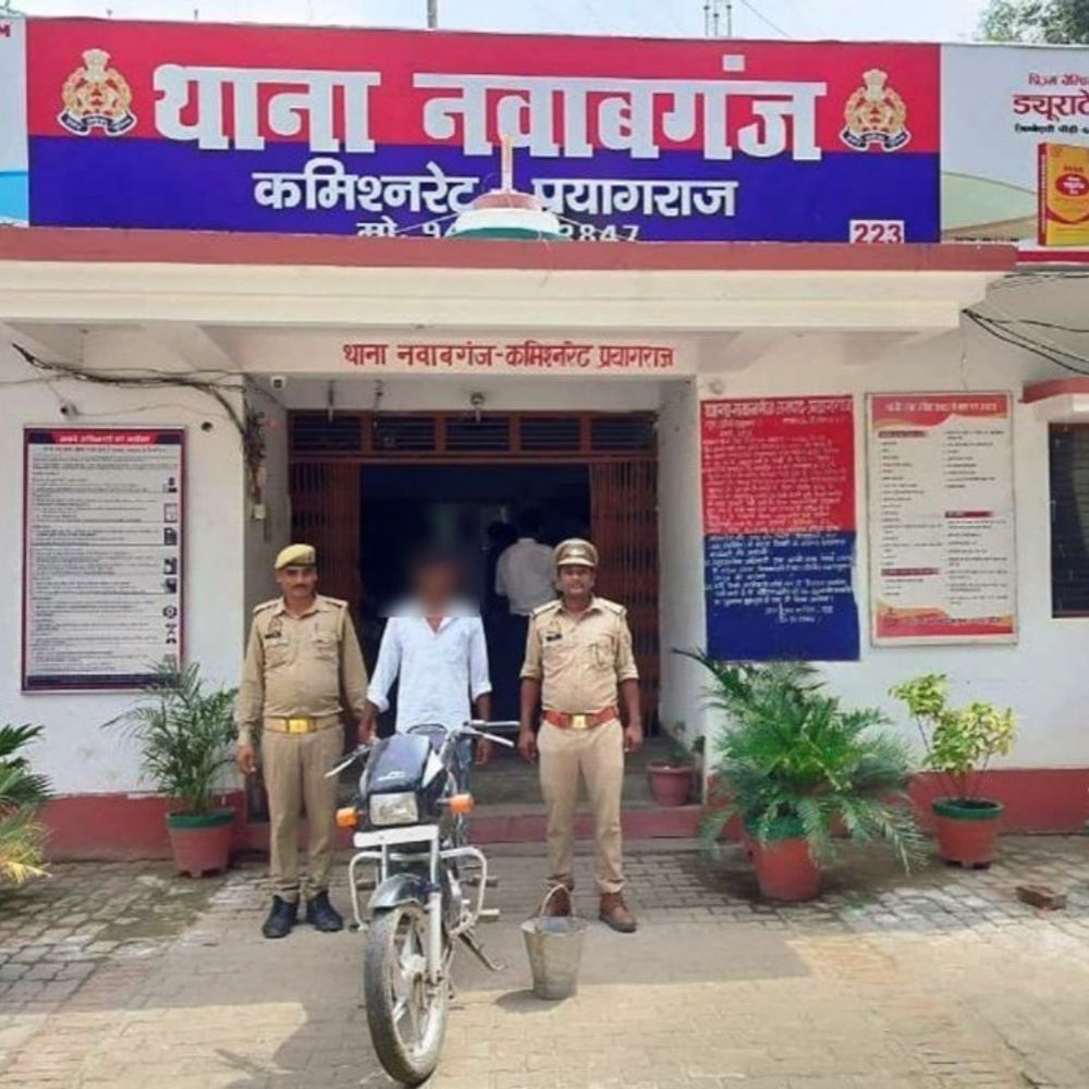 प्रयागराज में बाइक लूटने वाला बदमाश गिरफ्तार:फर्जी नंबर प्लेट और चार देशी बम बरामद