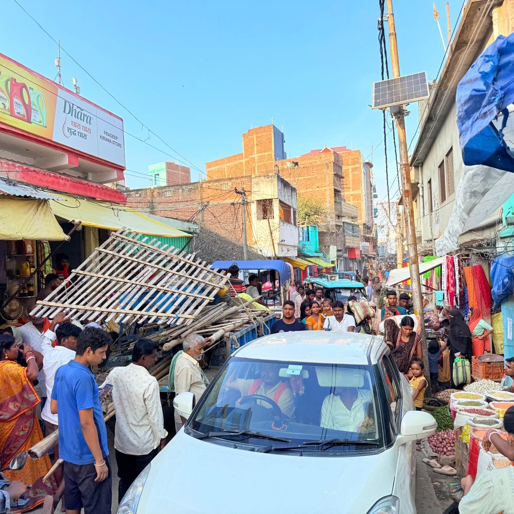 मधुरापुर बाजार की सड़क के दोनों ओर अतिक्रमण से प्रतिदिन लग रहा है जाम