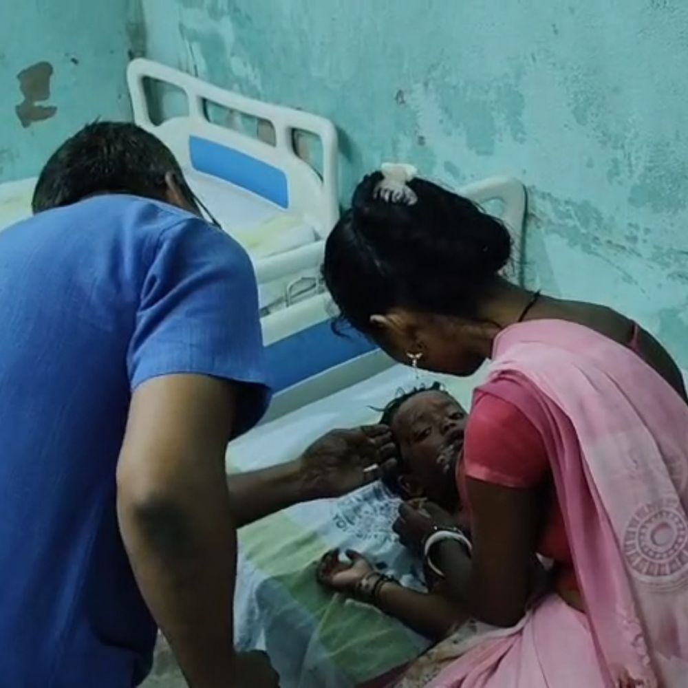 जमुई में बाइक सवार पिता-पुत्र को ई-रिक्शा ने ठोका:बीमार बेटे को अस्पताल ले जाते समय हादसा, दोनों घायलों का इलाज जारी