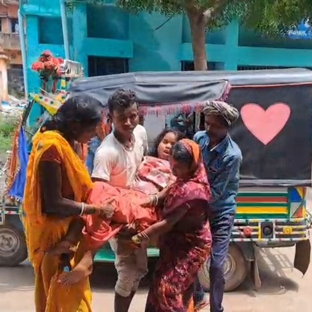 जमुई सदर अस्पताल में स्ट्रेचर की किल्लत:5 दिन में 3 मरीजों को गोद में उठाकर ले गए परिजन, प्रशासन बोला-फैमिली खुद छोड़ दे रही स्ट्रेचर