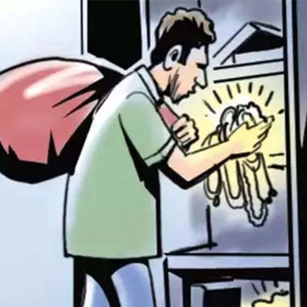 रायगढ़ में टीचर के घर से 1 लाख की चोरी:अलमारी का लाॅकर तोड़कर कैश, जेवरात और बर्तन लेकर भागा, रात में चोर ने घटना को दिया अंजाम
