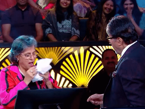 KBC में दिखा बिग बी का रोमांटिक अंदाज:कंटेस्टेंट को दी नैपकिन और फिर जेब में रख लिया, यूजर्स बोले- हेल्दी फ्लर्ट